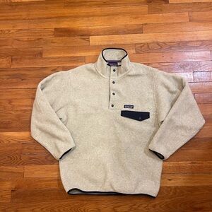 Patagonia quarter bottom fleece in light gray with navy blue details/trim